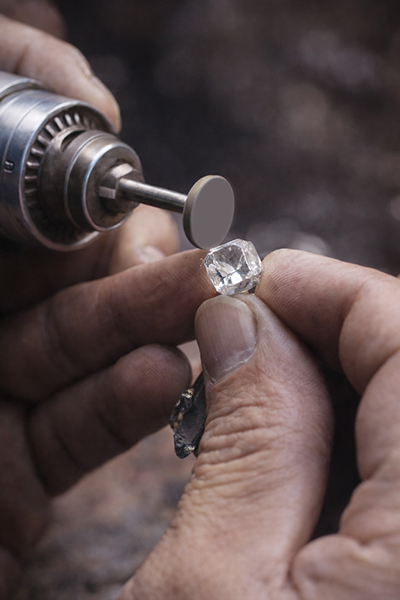 Lab-grown diamond supplier polishing precision cut lab grown diamond during manufacturing process to ensure high quality clarity and finishing for jewelry production