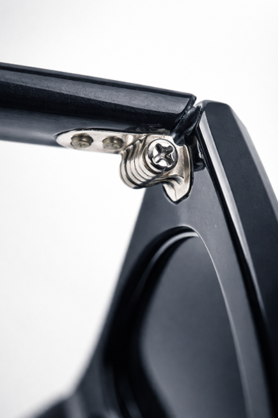 Close-up of strong hinge and frame build in first copy sunglasses wholesale in Mumbai showing durable construction and smooth joint finishing for long-lasting retail quality